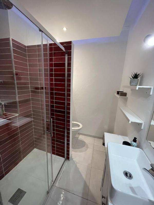 Montbéliard L'Appartement - Chambre Avec Salle De Bains Et Wc Dans Une Galerie D'Art מראה חיצוני תמונה