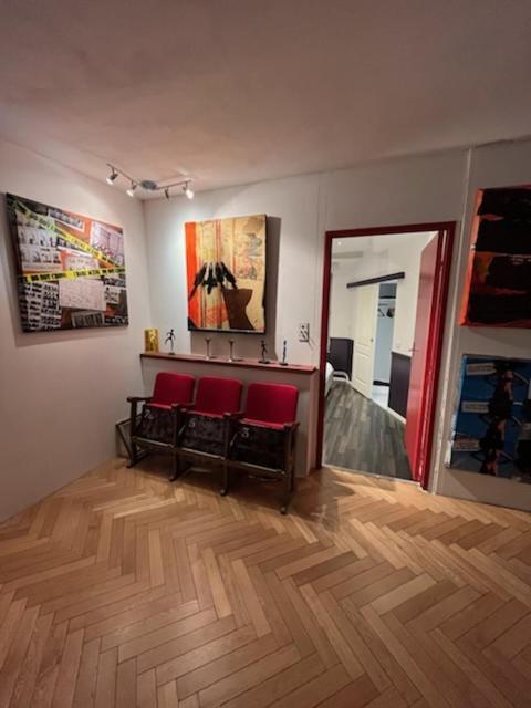 Montbéliard L'Appartement - Chambre Avec Salle De Bains Et Wc Dans Une Galerie D'Art מראה חיצוני תמונה